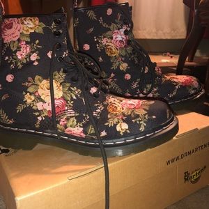 DOC MARTENS